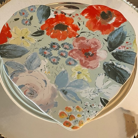 222 Fifth Floral Heart Fine Porcelain Plate 9” Cassidy Valentine’s Day Serveware - Picture 6 of 6